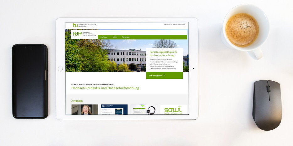 Tablet zeigt die neue Webseite der Professur für Hochschuldidaktik und Hochschulforschung