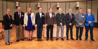 Gruppenfoto: Prof. Marja Makarow, Präsidentin der Academia Europaea, begrüßt die neuen Mitglieder der Academia Europaea 2023