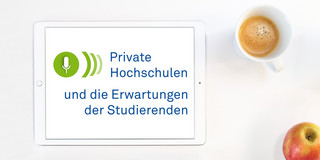 Foto: Ein Tablet Computer, rechts daneben eine Tasse mit Kaffee und ein Apfel