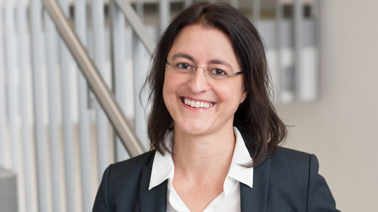 Portrait photo of Prof. Dr. Tina Seufert