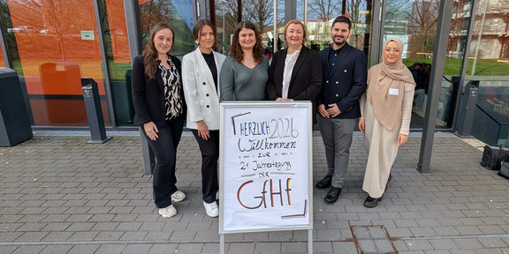Gruppenfoto: Team der Professur für Hochschuldidaktik und Hochschulforschung vor einem Gebäude der Universität Paderborn