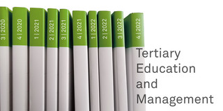 Nebeneinanderstehende Zeitschriftenhefte, daneben der Schriftzug Tertiary Education and Management