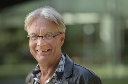 Portrait photo of Prof. Dr. Stefan Kuhlmann