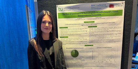 Foto: Nina Bieling steht vor einer Pinnwand mit ihrem Poster