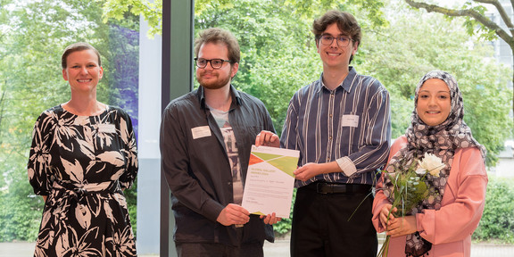 Gruppenfoto: Verleihung der Urkunde für den zweiten Platz auf der Global Gallery 2024 durch Prof. Tessa Flatten an das Team des Projekts InterHEd