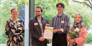 Gruppenfoto: Verleihung der Urkunde für den zweiten Platz auf der Global Gallery 2024 durch Prof. Tessa Flatten an das Team des Projekts InterHEd