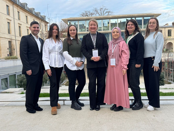 Gruppenfoto: Das Team der Professur für Hochschuldidaktik und Hochschulforschung vor dem Gebäude der Sciences Po in Paris
