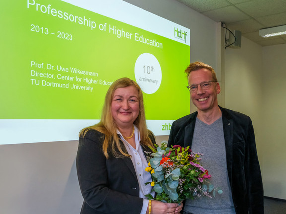 Foto von Prof. Liudvika Leišytė und Prof. Uwe Wilkesmann anlässlich der Jubiläumsfeier zum 10jährigen Bestehen der Professur für Hochschuldidaktik und Hochschulforschung. Prof. Leišytė hält einen Blumenstrauß in den Händen.
