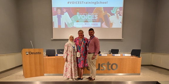 Foto: Sude Pekşen, Prof. Liudvika Leišytė und Panourgias Papaioannou in einem Vortragssaal der Universidad de Deusto.