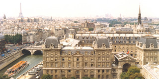 Blick über Paris mit dem Eiffelturm im Hintergrund