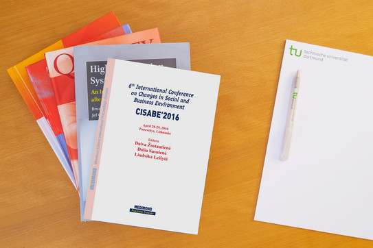 CISABE'2016 Bücherstapel, daneben liegen ein Block und ein Kugelschreiber mit dem Logo der TU Dortmund