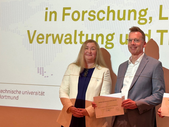 Photo of Prof. Liudvika Leišytė and Prof. Uwe Wilkesmann at the award ceremony of the TU Dortmund Award for Internationalization in Research