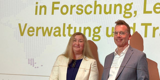 Foto von Prof. Liudvika Leišytė und Prof. Uwe Wilkesmann auf der Verleihung des Internationalisierungspreises im Bereich Forschung der TU Dortmund