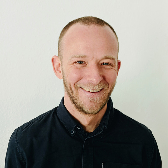 Portrait photo of Prof. Julian Hamann