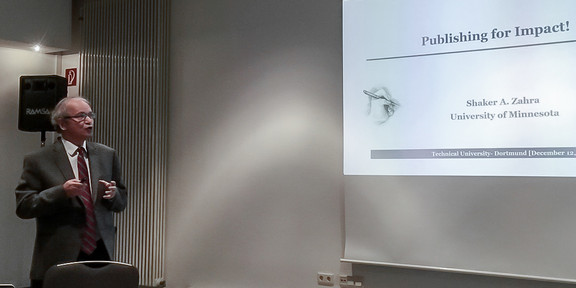 Prof. Shaker A. Zahra beim Workshop zum erfolgreichen Publizieren Prof. Shaker A. Zahra während einer Präsentation
