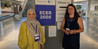 Foto: Sude Peksen und Anna-Lena Rose vor einem Plakat der ECER 2026