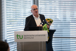 Foto: Prof. Manfred Bayer steht an einem Rednerpult