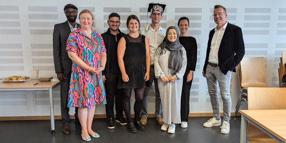 Group photo: Sheron Baumann, the doctoral committee and guests after the successful defense of his doctoral thesis