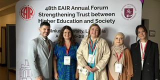 Gruppenfoto: Das Team der Professur HdHf vor einem Poster des EAIR-Forums 2026