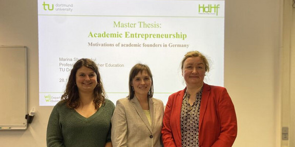 Foto: Marina Shydlovskyi und ihre Prüferinnen vor der Präsentation ihrer Masterarbeit