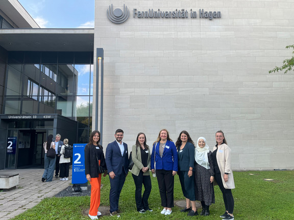 Gruppenfoto: Team der Professur für Hochschuldidaktik und Hochschulforschung vor einem Gebäude der FernUniversität in Hagen