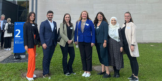 Gruppenfoto: Team der Professur für Hochschuldidaktik und Hochschulforschung vor einem Gebäude der FernUniversität in Hagen