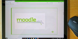 Ein Tablet mit einer Computermaus