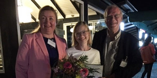 Gruppenfoto: Prof. Liudvika Leisyte, Julia Mergner und Prof. Ulrich Teichler (von links nach rechts)nach der Verleihung des Ulrich-Teichler-Preises an Dr. Julia Mergner