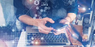 Bildcollage aus verschiedenen Elementen, im Hintergrund arbeitet eine Person mit Laptop, Notizbuch und Smartphone.