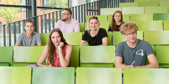 Eine Gruppe Studierender sitzt in einem Hörsaal.