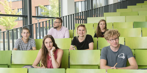 Eine Gruppe Studierender sitzt in einem Hörsaal.